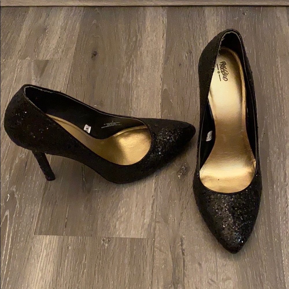 Black glitter pumps
